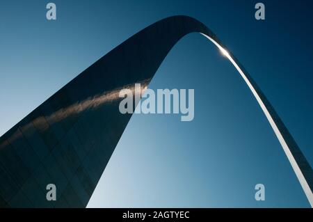 Dettaglio del Gateway Arch a St Louis, MO, progettato dall'architetto Eero Saarinen e completato nel 1965. Il punto di riferimento si trova presso il fiume Mississippi. Foto Stock