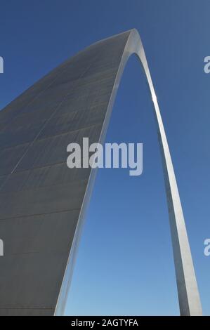 Dettaglio del Gateway Arch a St Louis, MO, progettato dall'architetto Eero Saarinen e completato nel 1965. Il punto di riferimento si trova presso il fiume Mississippi. Foto Stock