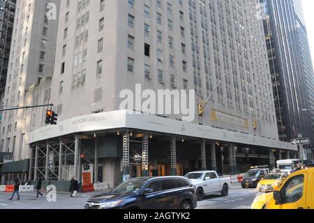 New York, Stati Uniti d'America. Xix Dec, 2019. Foto scattata a Dic. 19, 2019 mostra la parte esterna del Waldorf Astoria di New York, Stati Uniti. Lo storico hotel di lusso Waldorf Astoria di New York (WANY) sta compiendo enormi sforzi nel preservare i suoi punti di riferimento e artefatti durante la pianificazione per avviare le vendite di condominio residences nel febbraio 2020 e mettere l'hotel torna alle imprese nei primi mesi del 2022, secondo il suo team di gestione, agente di vendita e di esperti. Per andare con 'Funzione: New York iconici Waldorf Astoria offrono ai residenti la proprietà per il primo tempo' Credit: Liu Yanan/Xinhua/Alamy Live News Foto Stock