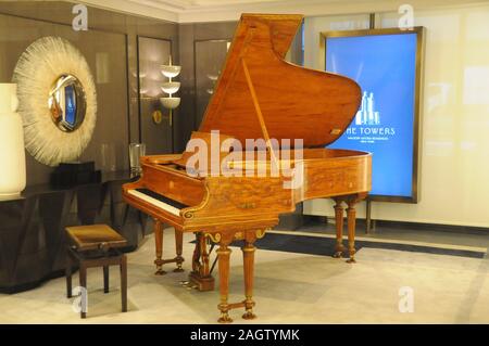 (191221) -- NEW YORK, 21 dicembre 2019 (Xinhua) -- Il Cole Porter pianoforte è visualizzato dopo il restauro in uno showroom del Waldorf Astoria di New York, Stati Uniti, Dic 19, 2019. Lo storico hotel di lusso Waldorf Astoria di New York (WANY) sta compiendo enormi sforzi nel preservare i suoi punti di riferimento e artefatti durante la pianificazione per avviare le vendite di condominio residences nel febbraio 2020 e mettere l'hotel torna alle imprese nei primi mesi del 2022, secondo il suo team di gestione, agente di vendita e di esperti. Per andare con 'Funzione: New York iconici Waldorf Astoria offrono ai residenti la proprietà per il primo tempo' (Xinhua/Liu Foto Stock