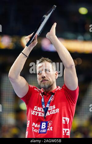 Mannheim, Germania. Xxi Dec, 2019. Pallamano: Bundesliga, XX Giornata Rhein-Neckar Löwen - SG Flensburg-Handewitt, SAP Arena. Flensburg coach Maik Machulla grazie le ventole. Credito: Uwe Anspach/dpa/Alamy Live News Foto Stock