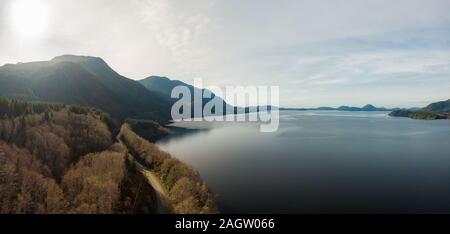 Antenna di bellissima vista panoramica del lago di Kennedy durante una vivace giornata di sole. Situato sulla costa occidentale dell'isola di Vancouver vicino a Tofino e Ucluelet, Br Foto Stock