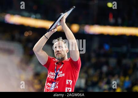 Mannheim, Germania. Xxi Dec, 2019. Pallamano: Bundesliga, XX Giornata Rhein-Neckar Löwen - SG Flensburg-Handewitt, SAP Arena. Flensburg coach Maik Machulla grazie le ventole. Credito: Uwe Anspach/dpa/Alamy Live News Foto Stock