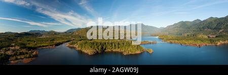 Antenna di bellissima vista panoramica del lago di Kennedy durante una vivace giornata di sole. Situato sulla costa occidentale dell'isola di Vancouver vicino a Tofino e Ucluelet, Br Foto Stock