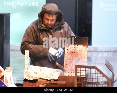 Londra, Regno Unito. Xxi Dec, 2019. Un tradizionale castagne arrosto venditore visto lungo Oxford Street come Shoppers brave la pioggia e il freddo per ottenere last minute presenta sul finalÂ sabato prima di Natale. Credito: Keith Mayhew/SOPA Immagini/ZUMA filo/Alamy Live News Foto Stock