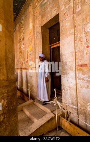 Novembre 18, 2019, uomo musulmano sorge nella parte anteriore del tempio mortuario di Hatshepsut, Deir el-Bahari vicino alla Valle dei Re Foto Stock