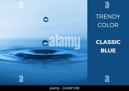 Bluie Classic - colore alla moda per 2020, tonica immagine macro di gocce che cadono in acqua calma makng onde sulla superficie Foto Stock
