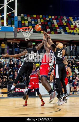 Londra, Regno Unito. Xviii Dicembre, 2019. BBL Championship match tra i Lions di Londra e Bristol volantini presso la casella di rame Arena, Londra, Regno Unito il 18 dicembre 2019. Foto di Phil Hutchinson. Solo uso editoriale, è richiesta una licenza per uso commerciale. Nessun uso in scommesse, giochi o un singolo giocatore/club/league pubblicazioni. Credit: UK Sports Pics Ltd/Alamy Live News Foto Stock