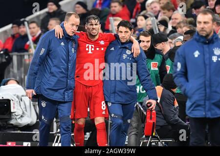 Monaco di Baviera, Germania. Xxi Dec, 2019. Javi (Javier) MARTINEZ (FC Bayern Monaco di Baviera), feriti, lesioni, viene rimosso. Soccer 1.Bundesliga, XVII Giornata giornata17, FC Bayern Monaco di Baviera (M) - VFL Wolfsburg (WOB) 2-0, il 21 dicembre 2019 in Muenchen ALLIANZARENA, DFL REGOLAMENTI VIETANO QUALSIASI USO DI FOTOGRAFIE come sequenze di immagini e/o quasi - il video. | Utilizzo di credito in tutto il mondo: dpa picture alliance/Alamy Live News Foto Stock