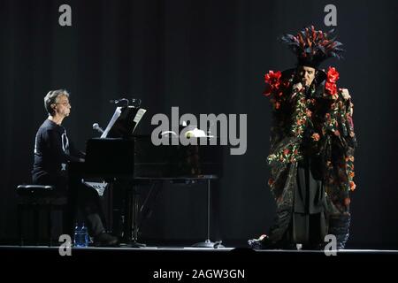 211219 - Concerto Renato Zero tour 2019 "Zero il folle" durante Zero il Folle - tour Renato Zero, Unipol Arena, Bologna, Italia, 21 Dic 2019 Foto Stock