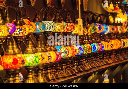 Incredibile vetro colorato lanterne accese fino a una pressione di stallo di mercato di Camden Lock. Foto Stock