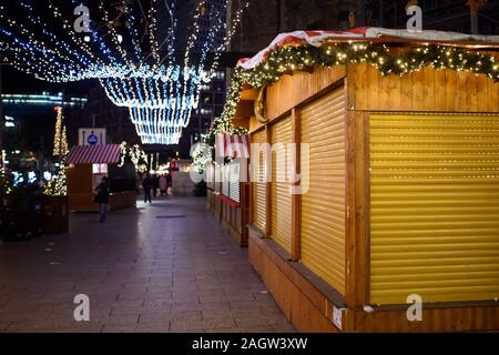 Berlino, Germania. Xxi Dec, 2019. La gente a piedi attraverso il mercato di Natale a Berlino, la Gedächtniskirche. Dopo le indicazioni di un eventuale oggetto di sospetti, la polizia ha autorizzato la Berlino Mercatini di Natale a dicembre 21, 2019. L'operazione di polizia in materia di due uomini sospetti su Berlin's Breitscheidplatz è finita. Credito: Gregor Fischer/dpa/Alamy Live News Foto Stock