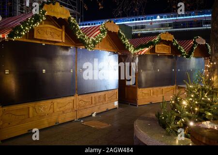 Berlino, Germania. Xxi Dec, 2019. La chiusura del mercato di Natale a Berlino, la Gedächtniskirche. Dopo le indicazioni di un eventuale oggetto di sospetti, la polizia ha autorizzato la Berlino Mercatini di Natale a dicembre 21, 2019. L'operazione di polizia in materia di due uomini sospetti su Berlin's Breitscheidplatz è finita. Credito: Gregor Fischer/dpa/Alamy Live News Foto Stock