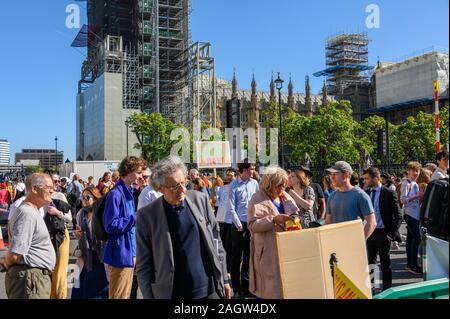 Londra - 20 settembre 2019: Cambiamento Climatico manifestanti hanno manifestato in piazza del Parlamento, a Londra con le case del Parlamento in background Foto Stock