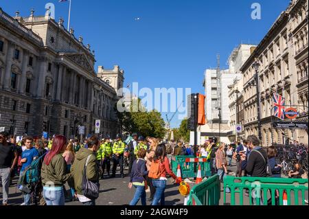 Londra - 20 settembre 2019: gli agenti di polizia e il cambiamento climatico i manifestanti in attesa di una ribellione di estinzione marcia di protesta per avviare Foto Stock