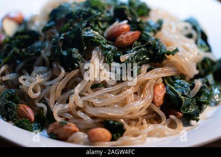 Cavolo riccio, mandorle e tagliatelle di vetro delizioso piatto vegetariano Foto Stock