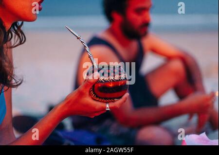 Giovane donna bere tradizionali argentini yerba mate tè da una calabash Foto Stock