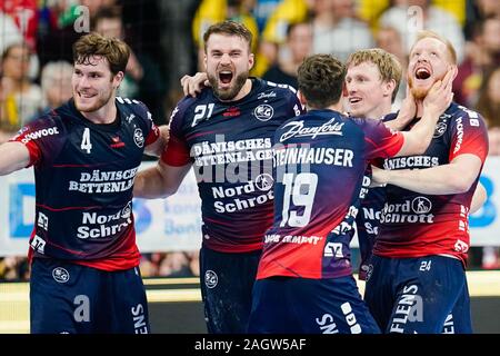 Mannheim, Germania. Xxi Dec, 2019. Pallamano: Bundesliga, XX Giornata Rhein-Neckar Löwen - SG Flensburg-Handewitt, SAP Arena. Flensburg squadra è felice circa la vittoria. Credito: Uwe Anspach/dpa/Alamy Live News Foto Stock