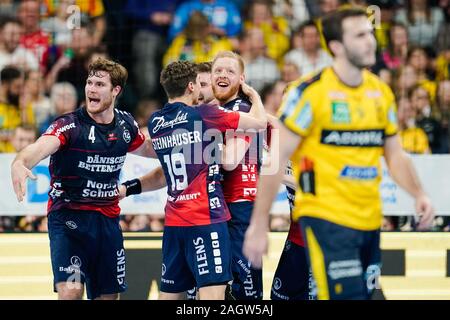 Mannheim, Germania. Xxi Dec, 2019. Pallamano: Bundesliga, XX Giornata Rhein-Neckar Löwen - SG Flensburg-Handewitt, SAP Arena. Flensburg squadra è felice circa la vittoria. Credito: Uwe Anspach/dpa/Alamy Live News Foto Stock