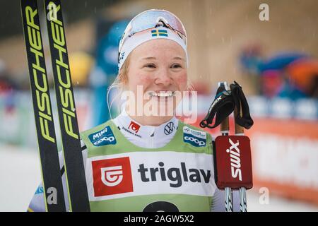 Vincitore Jonna Sundling di Svezia pone per le foto nell'area di finitura dopo la vittoria della COOP FIS Cross Country World Cup Sprint la libera concorrenza a Planica. Foto Stock