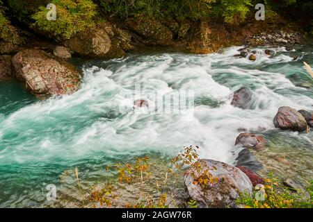 New Scenic 5 posti di nikko acqua liscia di flusso nel flusso pond autunno stagione Giappone Foto Stock