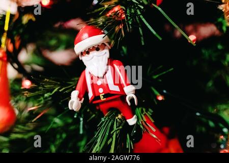Santa Claus doll appeso a un albero di Natale. Foto Stock