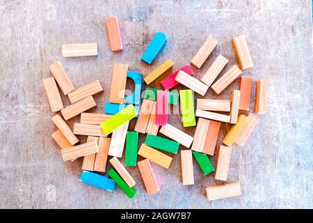 Colorato di blocchi di legno per bambini giochi, visto da sopra, il concetto di sviluppo e di cura dei bambini. Foto Stock