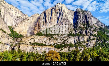 Il parco nazionale di Yosemite Point con il secco superiore di Yosemite Falls visto da Yosemite Valley nel Parco Nazionale di Yosemite in California, Stati Uniti Foto Stock