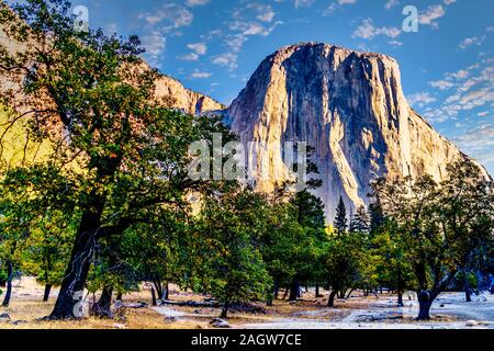 Alba sul granito grande El Capitan roccia sotto il cielo colorato. Vista da Yosemite Valley nel Parco Nazionale di Yosemite in California, Stati Uniti Foto Stock
