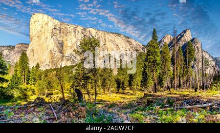 Alba sul granito grande El Capitan roccia sotto il cielo colorato. Vista da Yosemite Valley nel Parco Nazionale di Yosemite in California, Stati Uniti Foto Stock