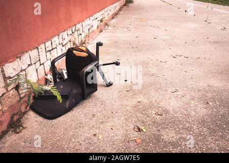 Zona marginale di una città, con rifiuti abbandonati per le strade. Foto Stock