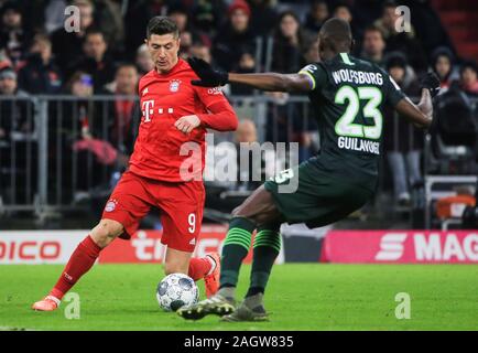 Monaco di Baviera, Germania. Xxi Dec, 2019. Robert Lewandowski (L) del Bayern Monaco di Baviera con vies Josuha Guilavogui di Wolfsburg durante un match della Bundesliga a Monaco di Baviera, Germania, 21 dicembre 2019. Credito: Philippe Ruiz/Xinhua/Alamy Live News Foto Stock