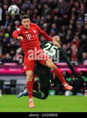 Monaco di Baviera, Germania. Xxi Dec, 2019. Robert Lewandowski (L) del Bayern Monaco di Baviera il sistema VIES per testata con John Anthony Brooks di Wolfsburg durante un match della Bundesliga a Monaco di Baviera, Germania, 21 dicembre 2019. Credito: Philippe Ruiz/Xinhua/Alamy Live News Foto Stock