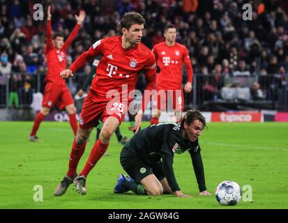 Monaco di Baviera, Germania. Xxi Dec, 2019. Thomas Mueller (L, anteriore) del Bayern Monaco di Baviera vies con Felix Klaus (R) anteriore di Wolfsburg durante un match della Bundesliga a Monaco di Baviera, Germania, 21 dicembre 2019. Credito: Philippe Ruiz/Xinhua/Alamy Live News Foto Stock