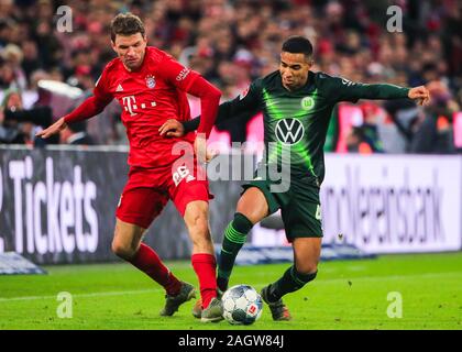 Monaco di Baviera, Germania. Xxi Dec, 2019. Thomas Mueller (L) del Bayern Monaco di Baviera vies con Joao Victor di Wolfsburg durante un match della Bundesliga a Monaco di Baviera, Germania, 21 dicembre 2019. Credito: Philippe Ruiz/Xinhua/Alamy Live News Foto Stock