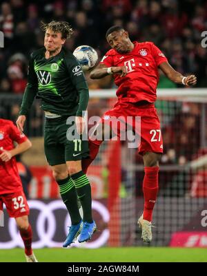 Monaco di Baviera, Germania. Xxi Dec, 2019. David Alaba (R) del Bayern Monaco di Baviera il sistema VIES per testata con Felix Klaus di Wolfsburg durante un match della Bundesliga a Monaco di Baviera, Germania, 21 dicembre 2019. Credito: Philippe Ruiz/Xinhua/Alamy Live News Foto Stock