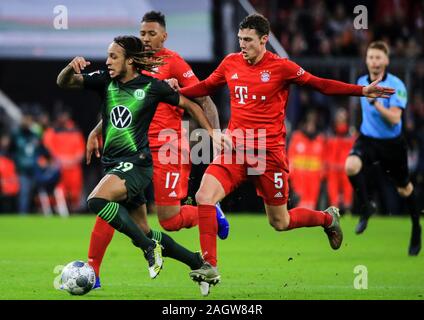 Monaco di Baviera, Germania. Xxi Dec, 2019. Benjamin Pavard (R) del Bayern Monaco di Baviera vies con Kevin Mbabu (L) di Wolfsburg durante un match della Bundesliga a Monaco di Baviera, Germania, 21 dicembre 2019. Credito: Philippe Ruiz/Xinhua/Alamy Live News Foto Stock