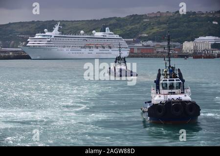 Rimorchiatori DHB Doughty e DHB intrepida di Dover con Crystal Symphony dopo aver aiutato la Black Watch off the quay in alta venti agosto 2017 Foto Stock