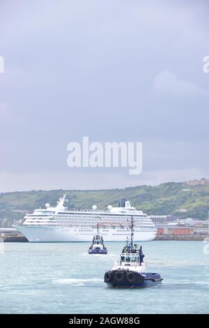 Rimorchiatori DHB Doughty e DHB intrepida di Dover con Crystal Symphony dopo aver aiutato la Black Watch off the quay in alta venti agosto 2017 Foto Stock