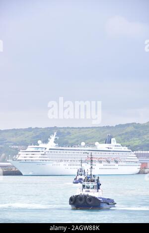 Rimorchiatori DHB Doughty e DHB intrepida di Dover con Crystal Symphony dopo aver aiutato la Black Watch off the quay in alta venti agosto 2017 Foto Stock