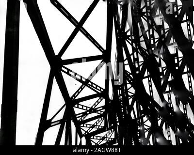 Abstract decostruzione architettura in bianco e nero foto manipolate del ponte di costruzione metallica. Geometria foto d'arte. Foto Stock
