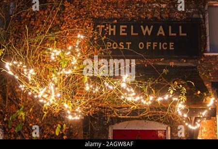 Thelwall Post Office, decorato con le luci di Natale, Bell Ln, Thelwall, Warrington, Cheshire, Inghilterra, Regno Unito, WA4 2SU Foto Stock