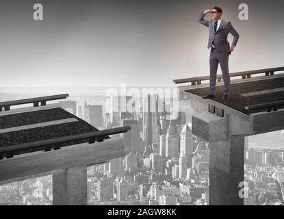 L imprenditore pronto a superare il ponte rotto Foto Stock