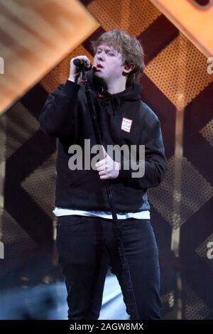 Il cantante Lewis Capaldi esegue a Q102's iHeartRadio Jingle Ball 2019 presso la Wells Fargo Center su dicembre 11, 2019 a Philadelphia, Pennsylvania. Foto Stock