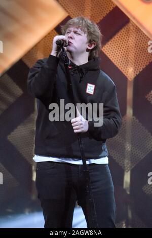 Il cantante Lewis Capaldi esegue a Q102's iHeartRadio Jingle Ball 2019 presso la Wells Fargo Center su dicembre 11, 2019 a Philadelphia, Pennsylvania. Foto Stock