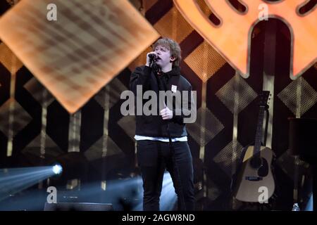 Il cantante Lewis Capaldi esegue a Q102's iHeartRadio Jingle Ball 2019 presso la Wells Fargo Center su dicembre 11, 2019 a Philadelphia, Pennsylvania. Foto Stock