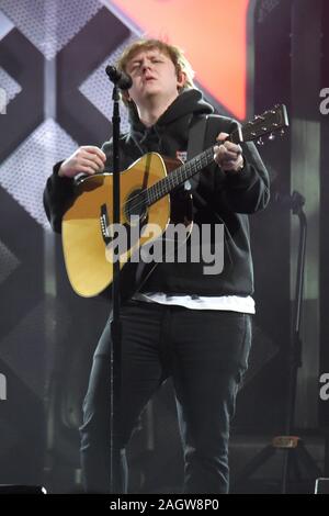 Il cantante Lewis Capaldi esegue a Q102's iHeartRadio Jingle Ball 2019 presso la Wells Fargo Center su dicembre 11, 2019 a Philadelphia, Pennsylvania. Foto Stock