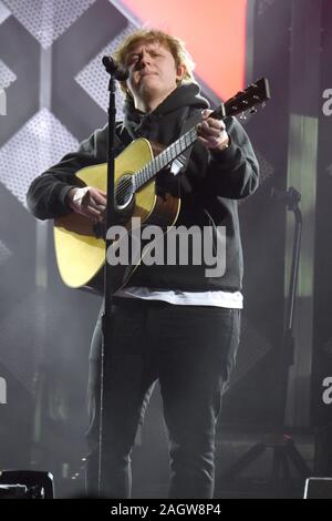 Il cantante Lewis Capaldi esegue a Q102's iHeartRadio Jingle Ball 2019 presso la Wells Fargo Center su dicembre 11, 2019 a Philadelphia, Pennsylvania. Foto Stock