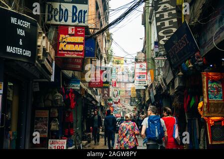 KATHMANDU, NEPAL - NOVEMBRE 2019 affollata strada commerciale con decorazioni colorate nel quartiere Thamel Foto Stock