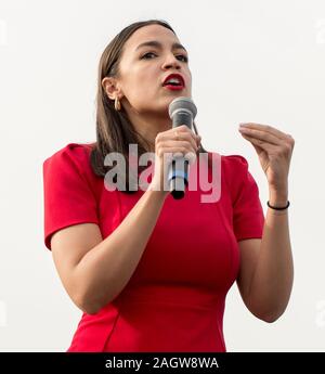 Venezia, California, USA. Xxi Dec, 2019. Rappresentante ALESSANDRIA OCASIO-CORTEZ parla a Bernie Sanders rally sulla famosa Spiaggia di Venice Boardwalk. Credito: Brian Cahn/ZUMA filo/Alamy Live News Foto Stock